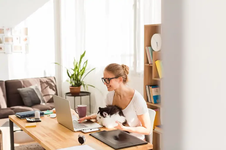 Frau arbeitet im Home Office mmit Katze auf dem Schoß über die Diggers Cloud Lösung