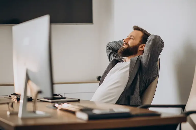 Mann leht sich auf Schreibtischsessel zurück und schaut entspannt auf die Diggers Cloud Computing Lösung